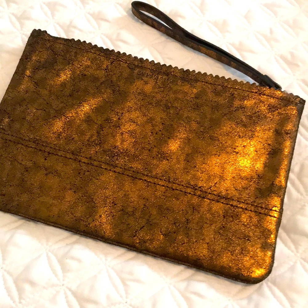 🥳HP🥳 Banana Republic Leather Gold Wristlet 🤩